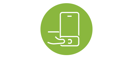 Zöld háttéren fehér ikon, amely egy kézben tartott okostelefont ábrázol, a digitális azonosítást és mobilos jóváhagyást jelképezve.