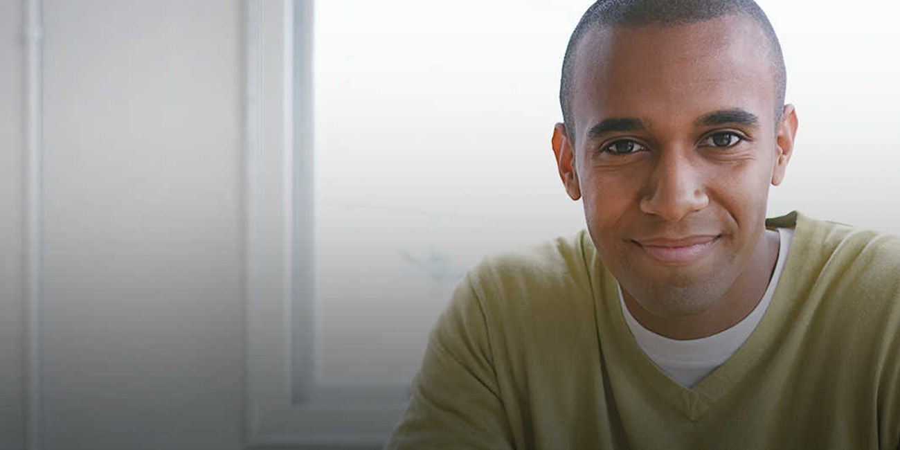 Un barco navegando con un horizonte de fondo