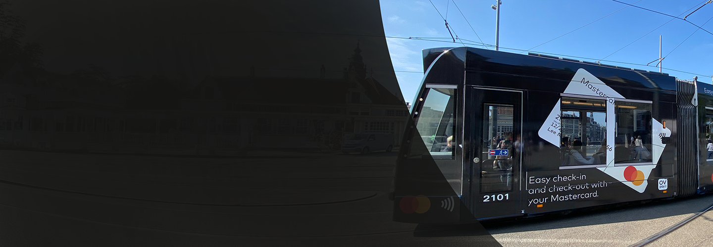 Straßenbahn mit darauf abgebildetem Mastercard-Logo