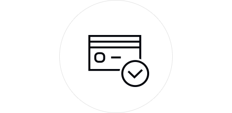 Bankkártyát és sikeres fizetést jelző ikon pipával, egyszerű vonalas stílusban fehér háttéren.