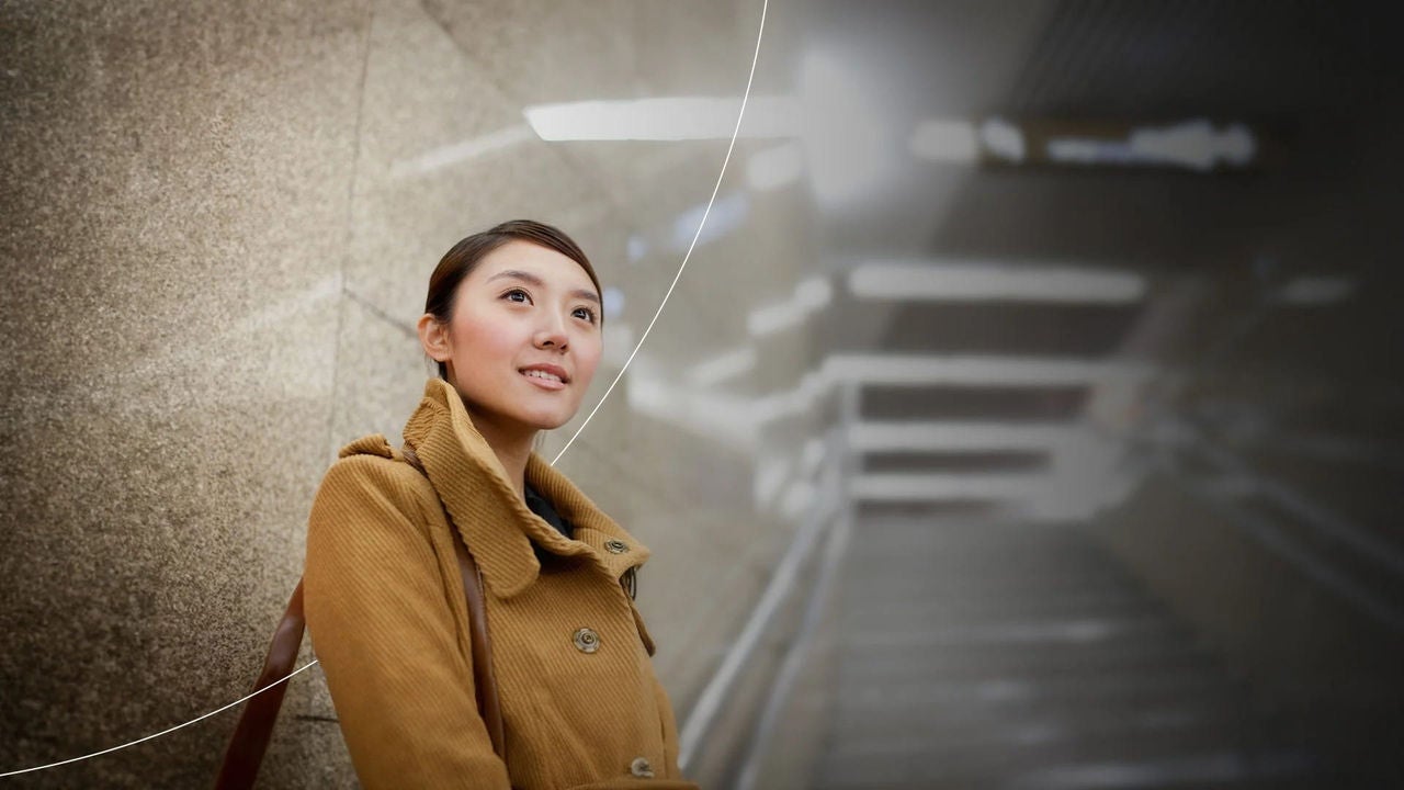 אישה צעירה בתחנת רכבת תחתית.