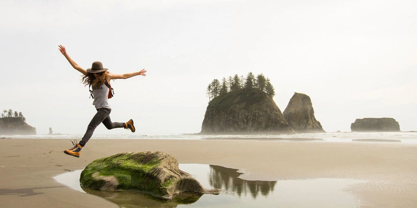 אישה קופצת בחוף הים