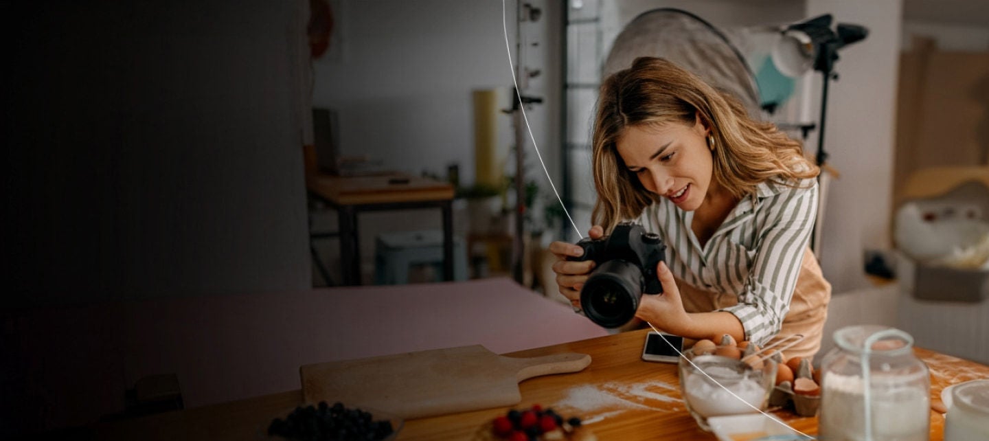 женщина фотографирует еду в студии