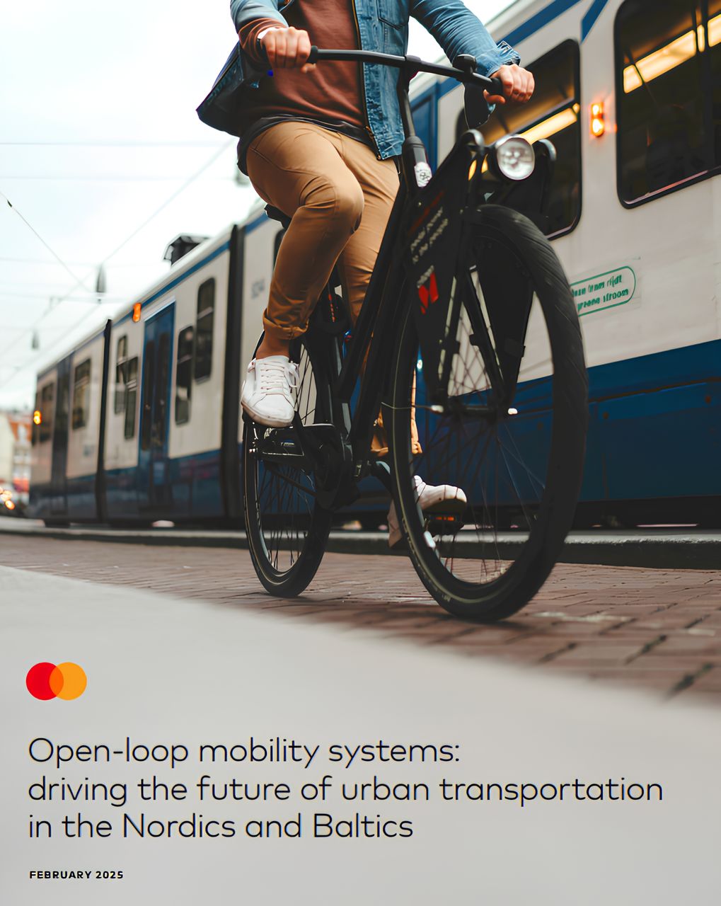 Syklist sykler nær trikkespor i urbant miljø.