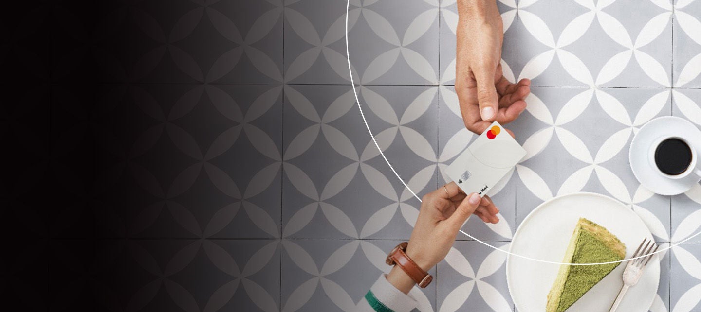 Žena plaća karticom u prodavnici.