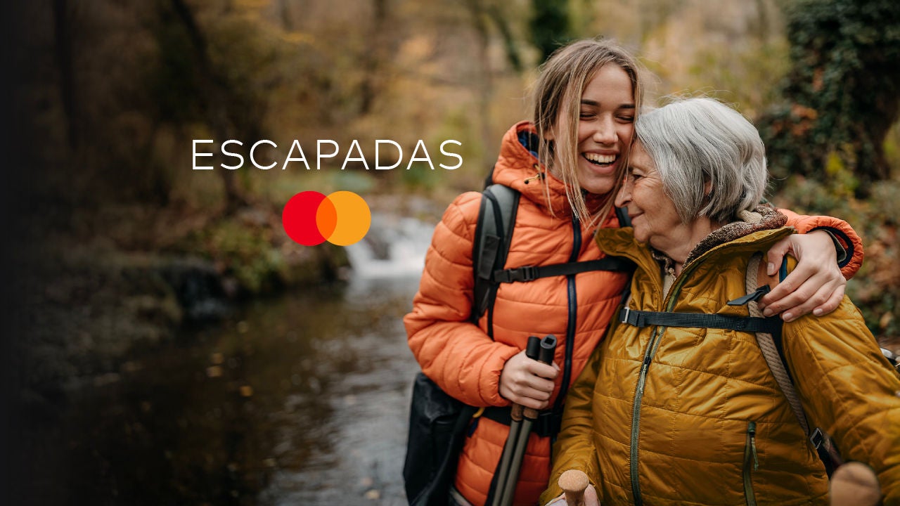 Compañeros de trabajo reunidos alrededor de una mesa.