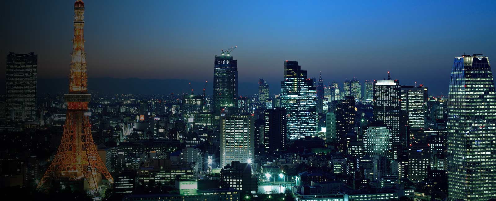 Pareja caminando por una calle.
