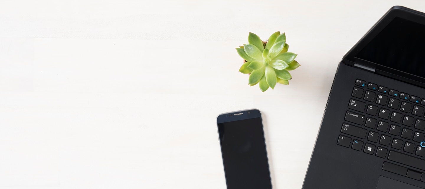 Masa üstündəki noutbuk və mobil telefon