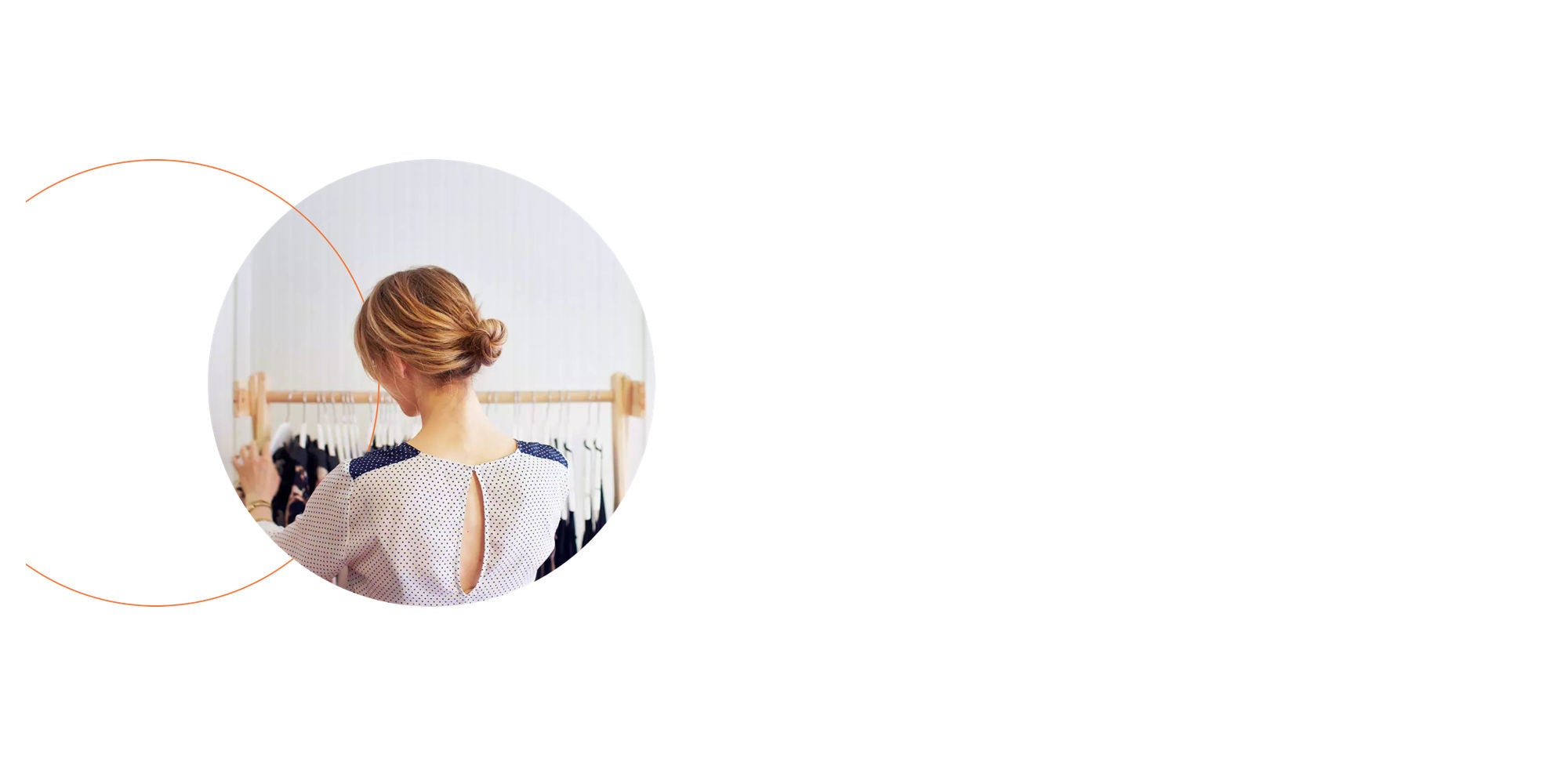 אישה מסתכלת על מתלה בגדים בתוך צללית של לוגו Mastercard.