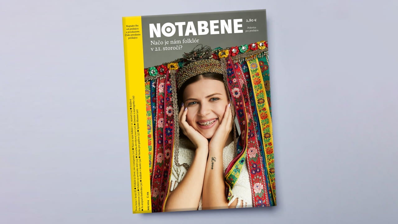 obálka časopisu notabene s usmievavou ženou