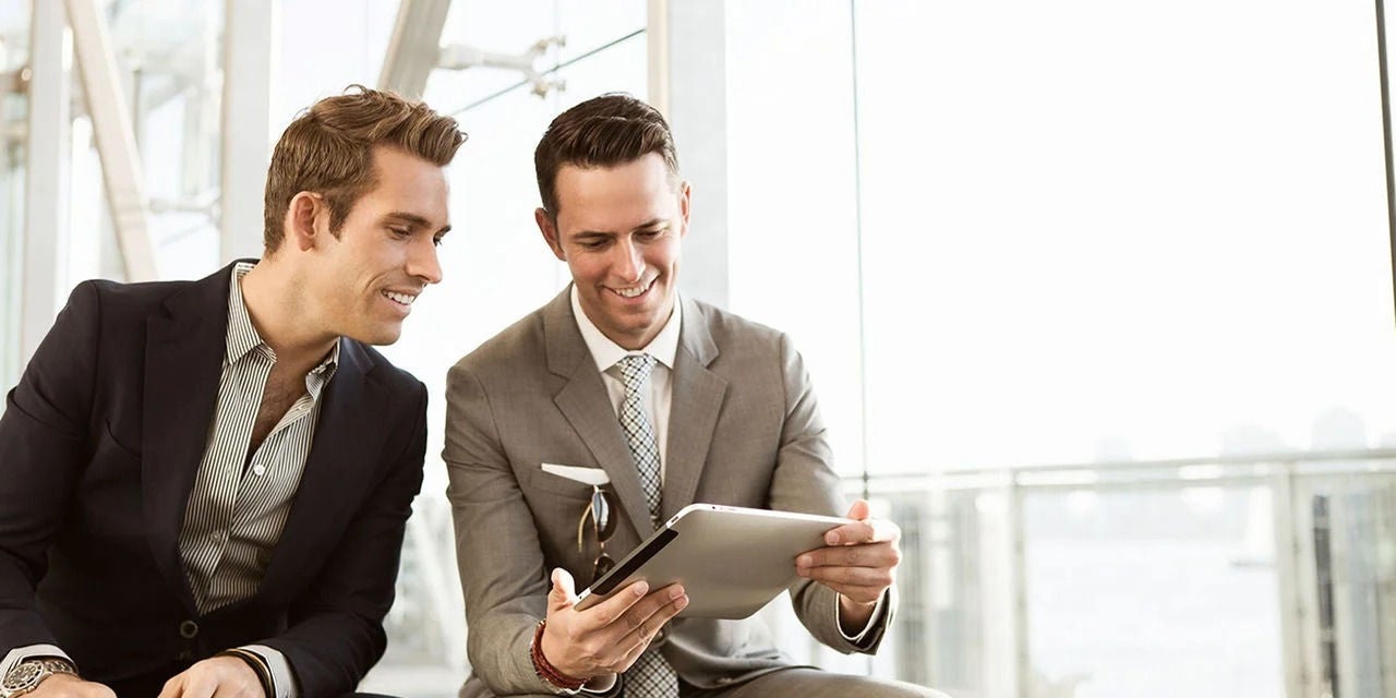 שני אנשי עסקים משתמשים בטאבלט
