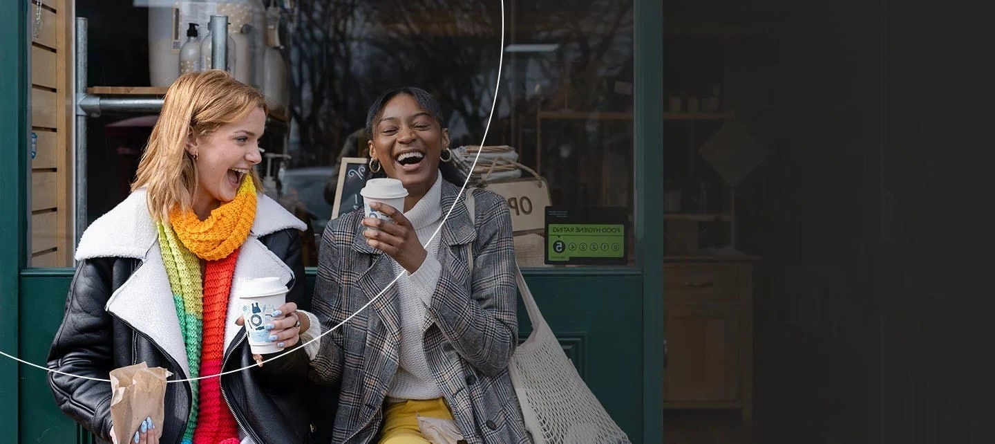 שתי נשים צוחקות יחד.