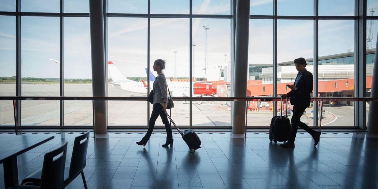 Menschen, die am Flughafen spazieren gehen