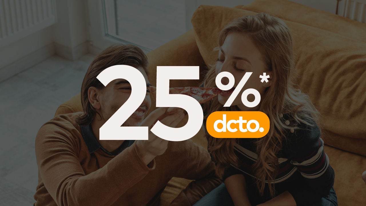 Mujer sentada en su escritorio, concentrada en revisar detalles en su computadora portátil.