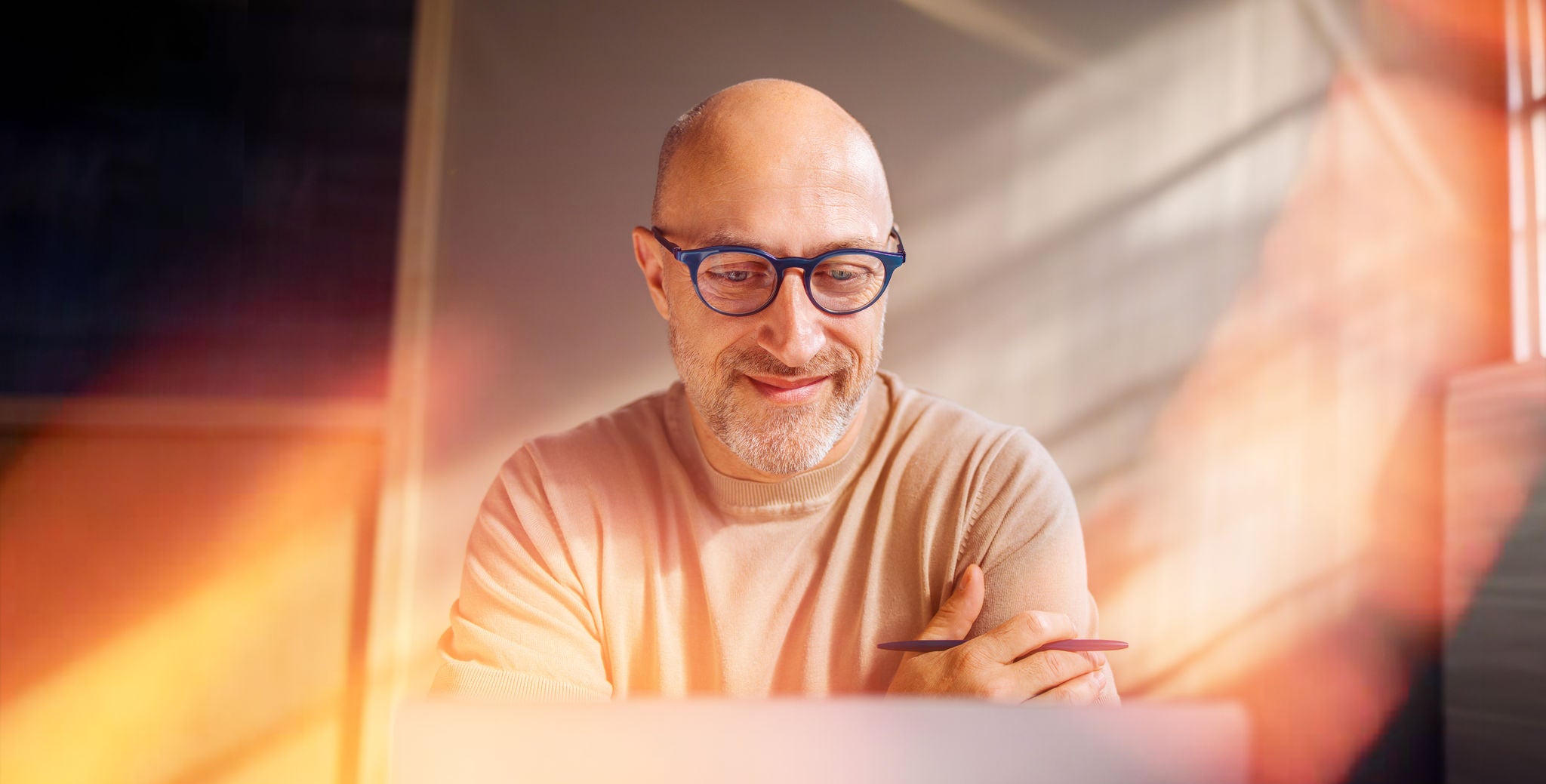 Пожилой мужчина за компьютером