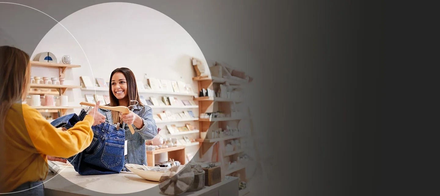 לקוח רוכש ג'ינס בחנות.