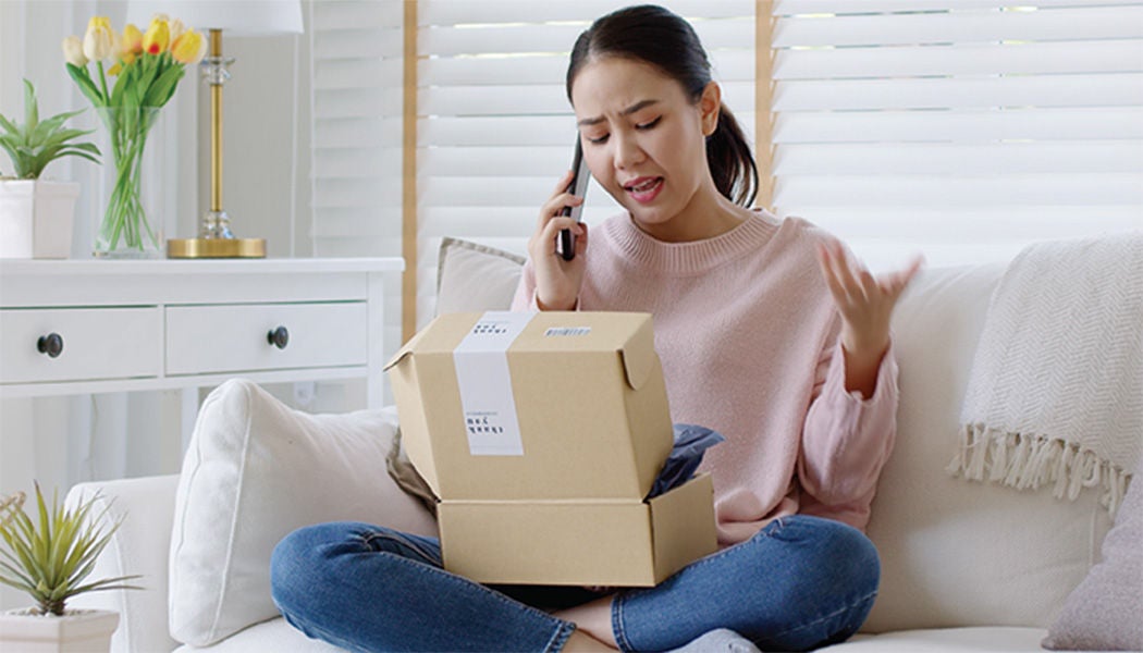 箱を開ける女性