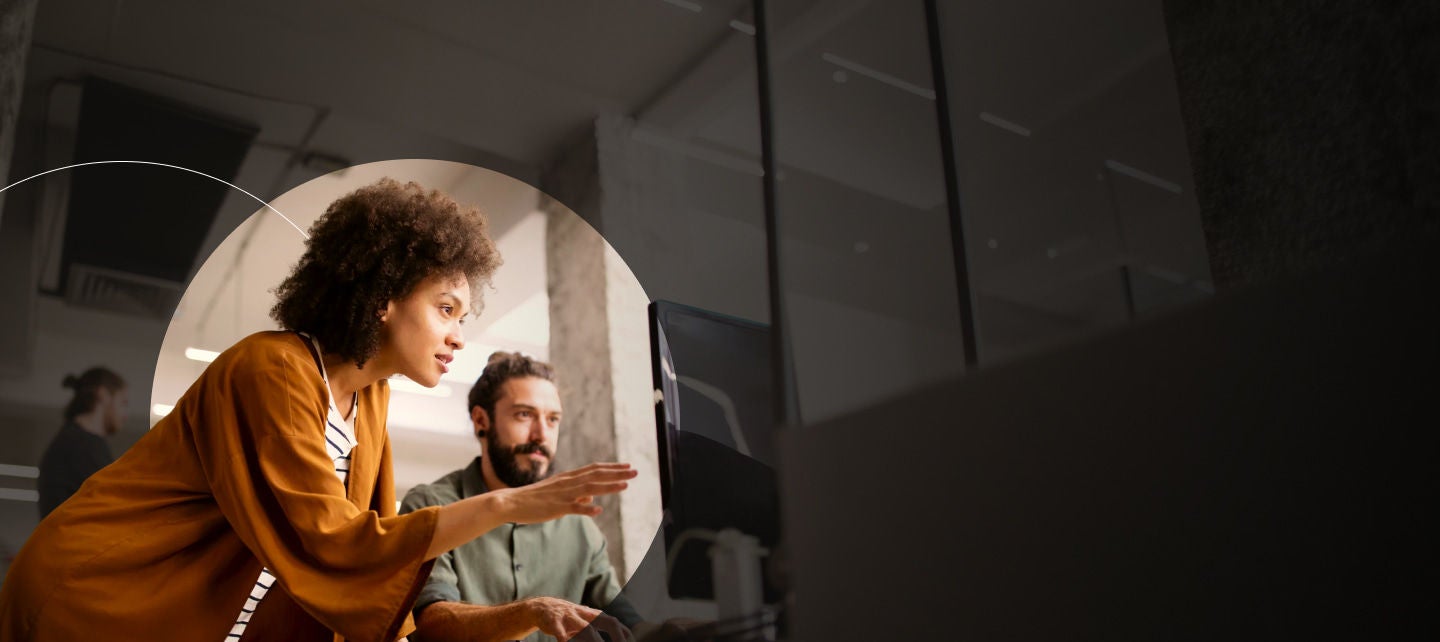 امرأة في المكتب تنظر إلى المسافة مع كمبيوتر محمول أمامها