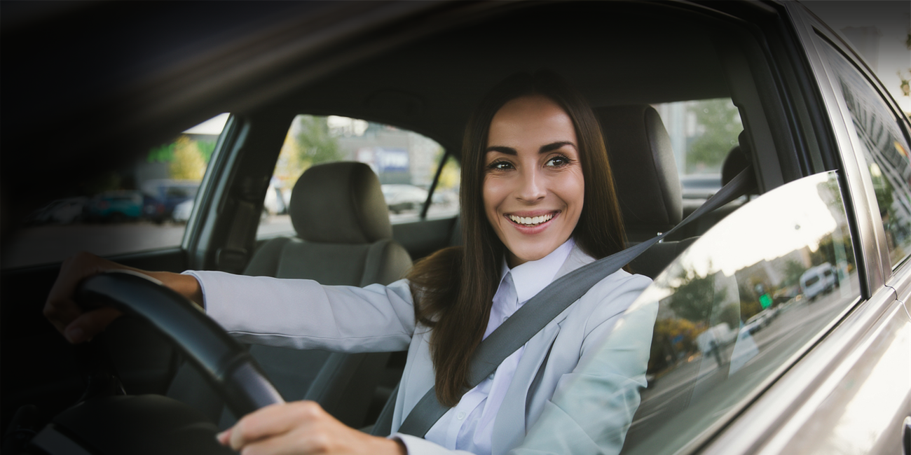 Personas disfrutando de un museo.