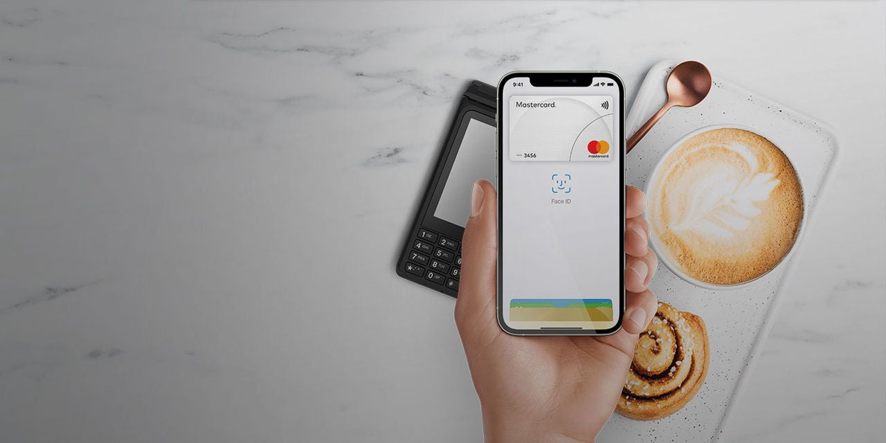 Un hombre paga sin contacto con el móvil en un restaurante.