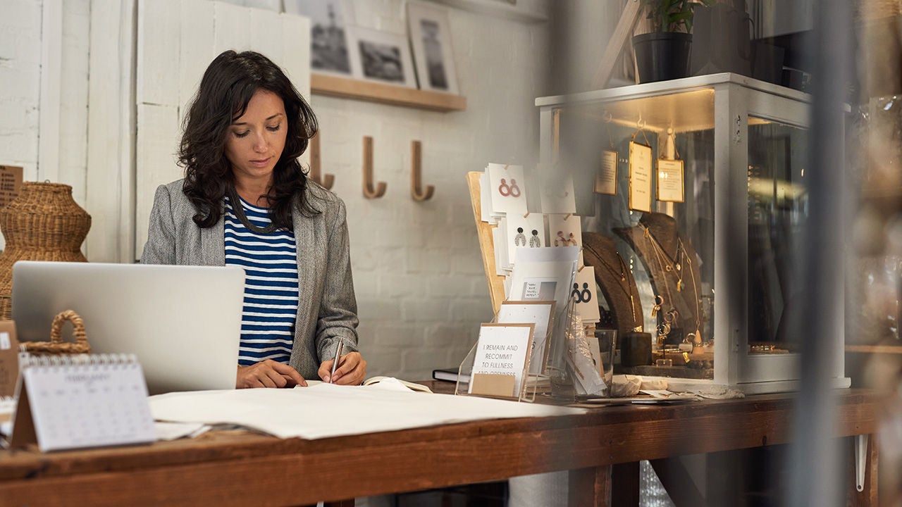Händlerin erledigt Papierkram in ihrer Boutique
