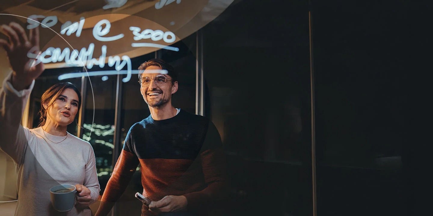 رجل وامرأة يتحدثان في مقهى أثناء العصف الذهني والكتابة بجانب النافذة.