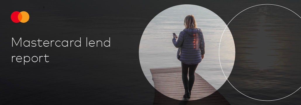 L’en-tête du rapport Mastercard Lend avec une femme debout dans des cercles de marque regardant son téléphone