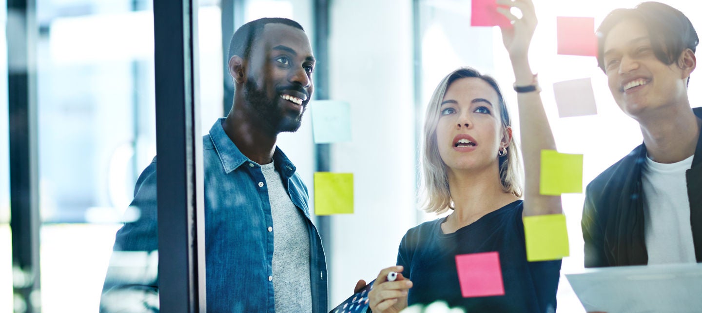 Teammitglieder beim Brainstorming im Büro