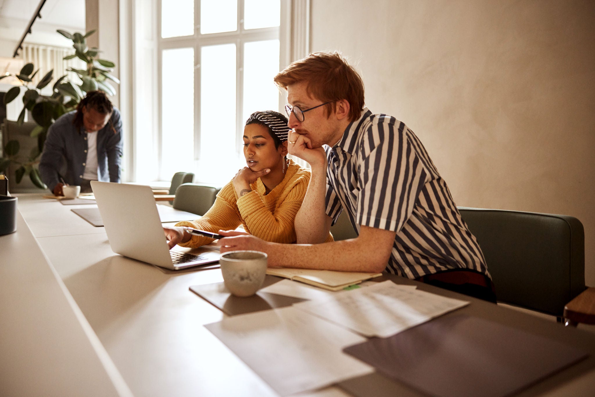 Deux personnes au bureau en train de faire un brainstorming