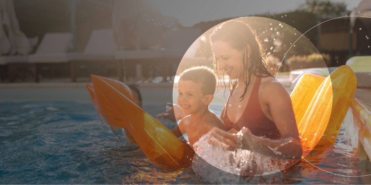 Hombre y mujer mirando un teléfono y sonriendo.