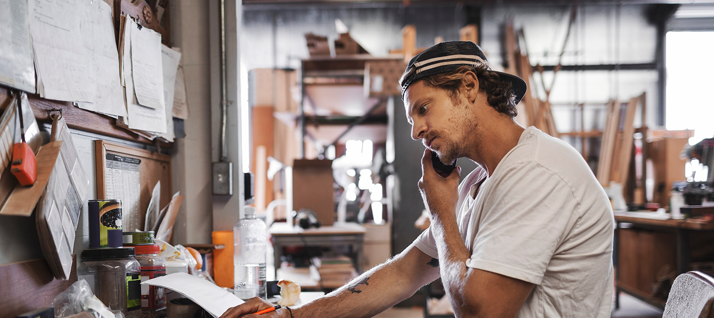 Hombre al teléfono en un taller