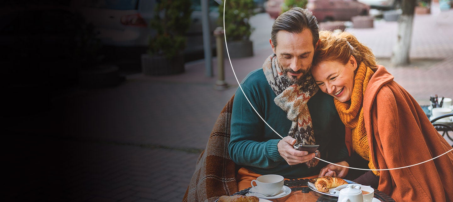 Majka i dijete gledaju u laptop.