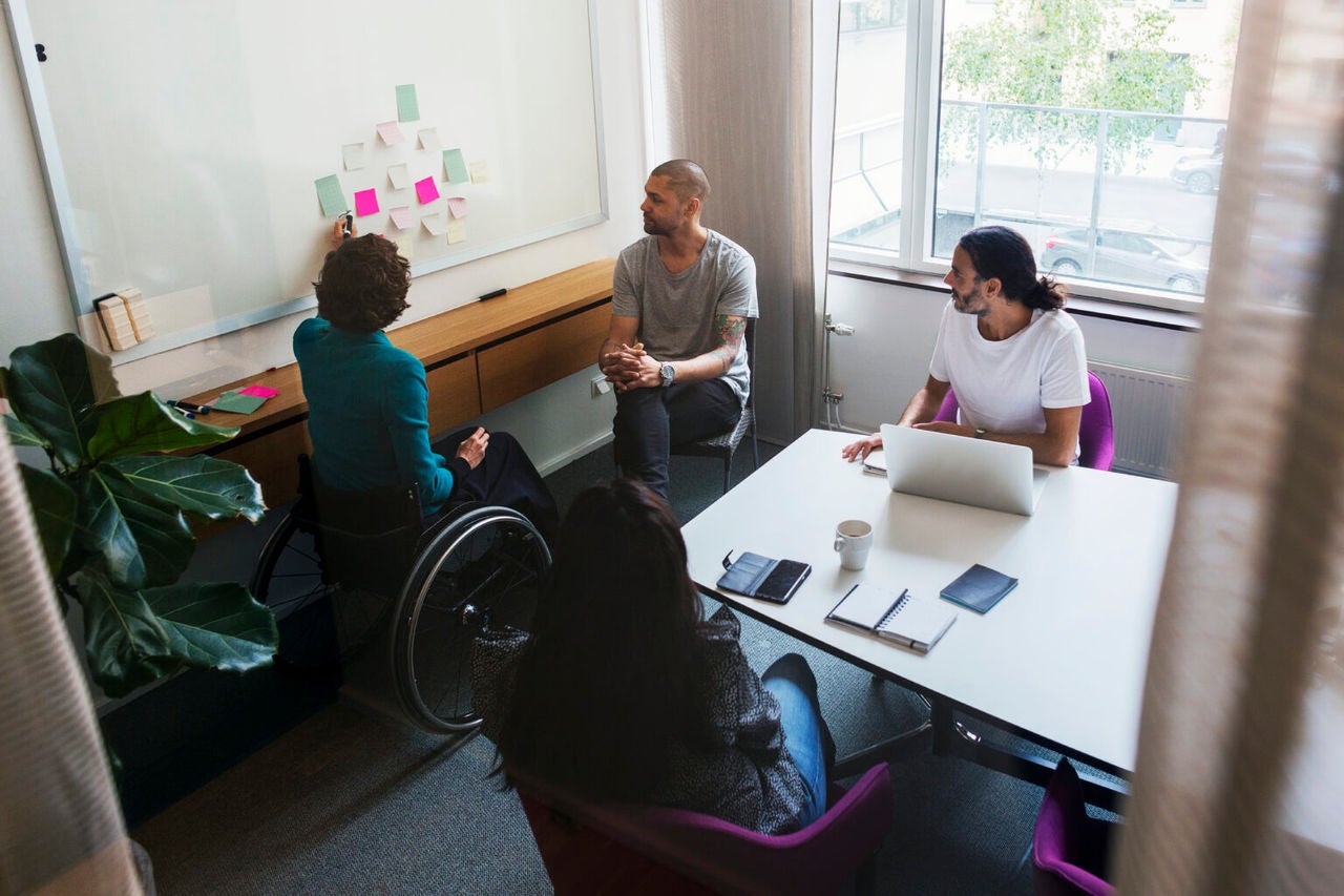 Хора в офис провеждат мозъчна атака