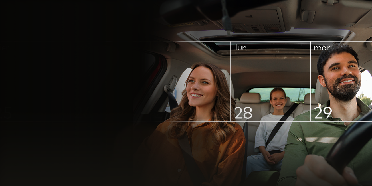 Un hombre paga sin contacto con el móvil en un restaurante.