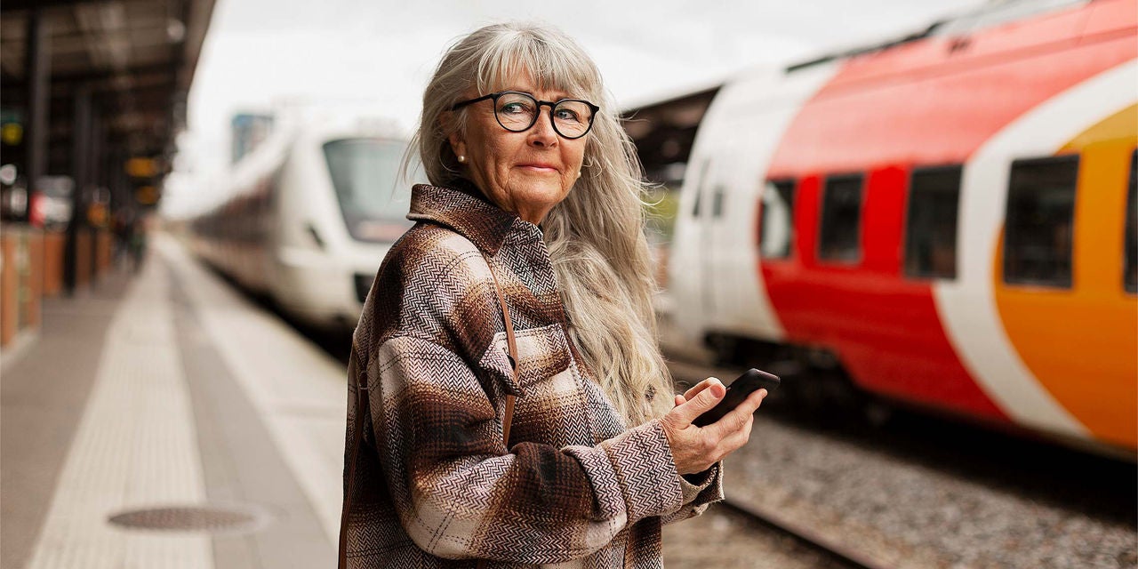 電車のそばで待っている女性