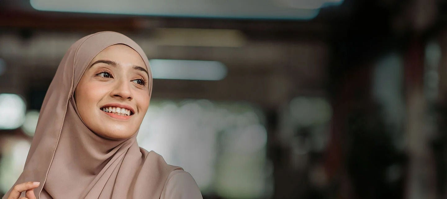 אישה מחייכת.