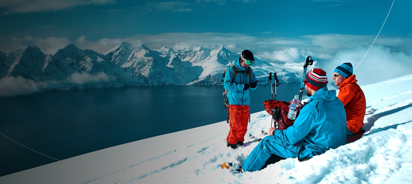 მოთხილამურეები თოვლიან მთაზე ისვენებენ