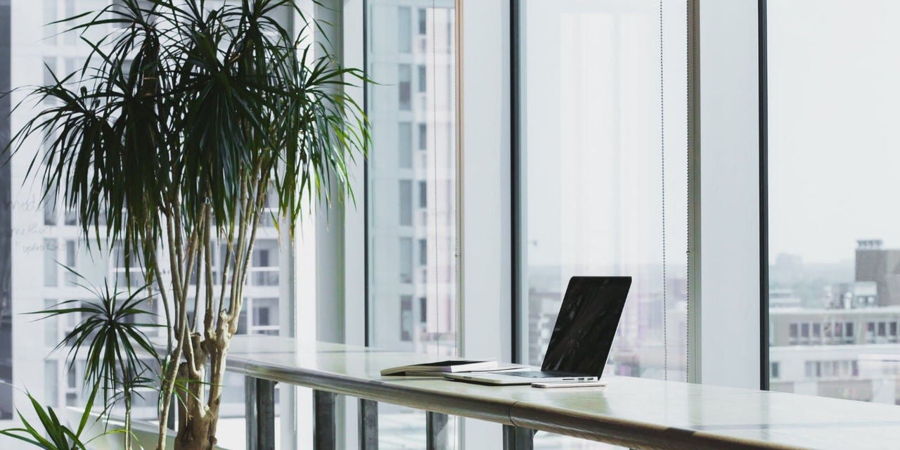 Ordinateur portable au bureau