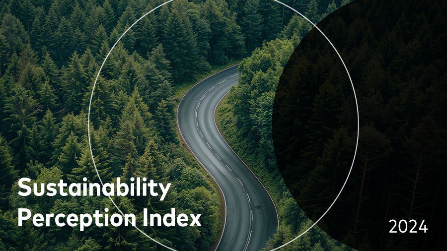 Felülnézeti fotó egy kanyargós erdei útról sűrű fenyvesben, rajta a „Sustainability Perception Index 2024” felirat és egy grafikai körív.