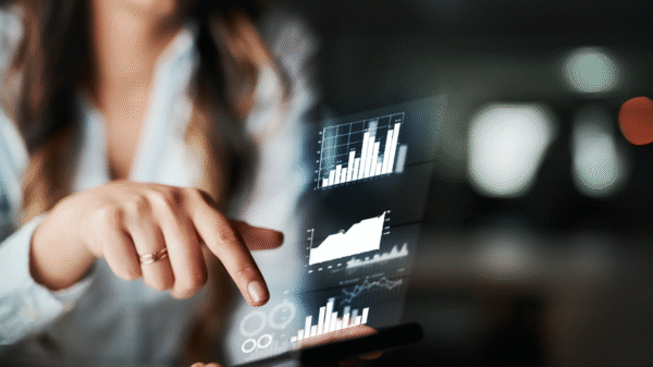 Человек с дисплеем, на котором отображаются диаграммы, из которых он выбирает данные.