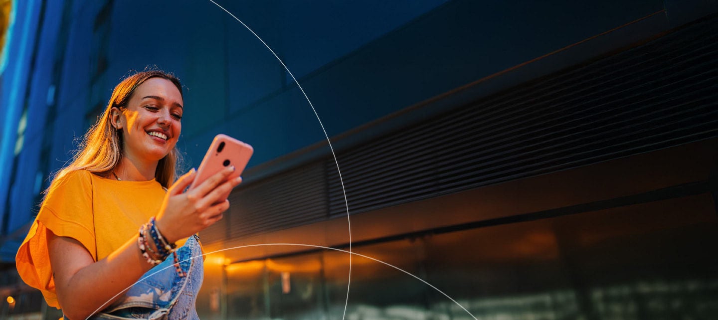 אישה מבצעת תשלום בטלפון שלה.