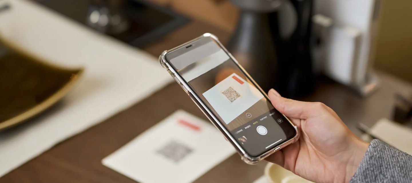 scanning qr code