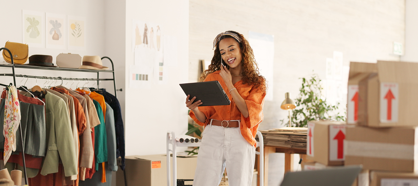 Mujer revisando el inventario de su negocio