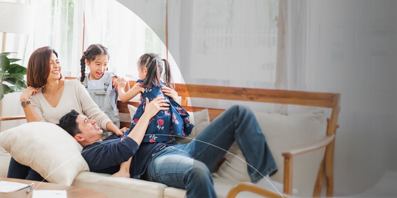 والدان يلهوان مع أطفالهما.