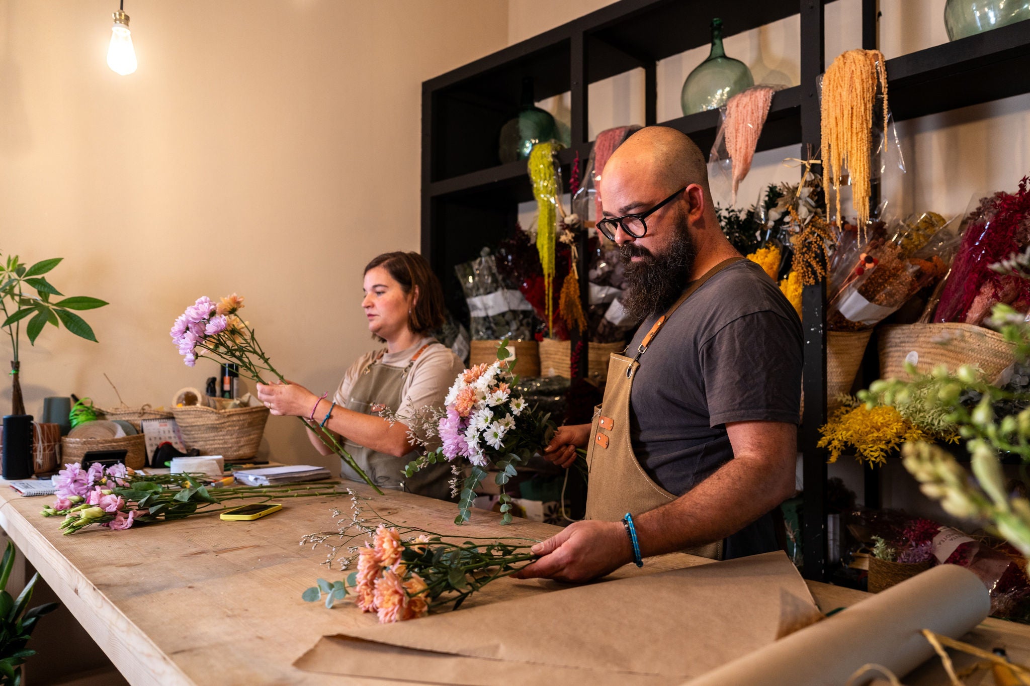 Zwei Personen arbeiten in einem Blumenladen