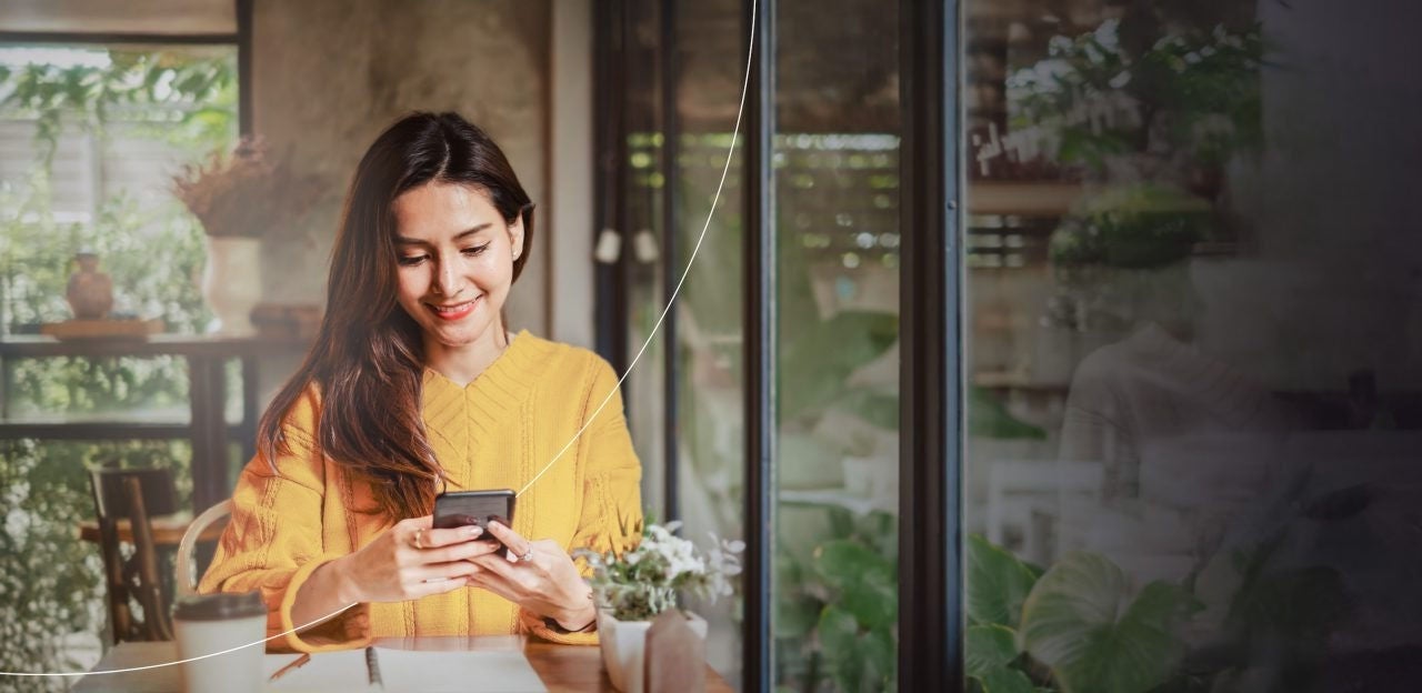 אישה משלמת באמצעות הטלפון.