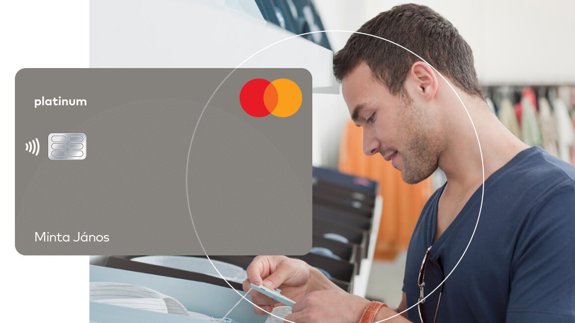 Vásárló férfi üzletben, Platinum Mastercard kártyával.