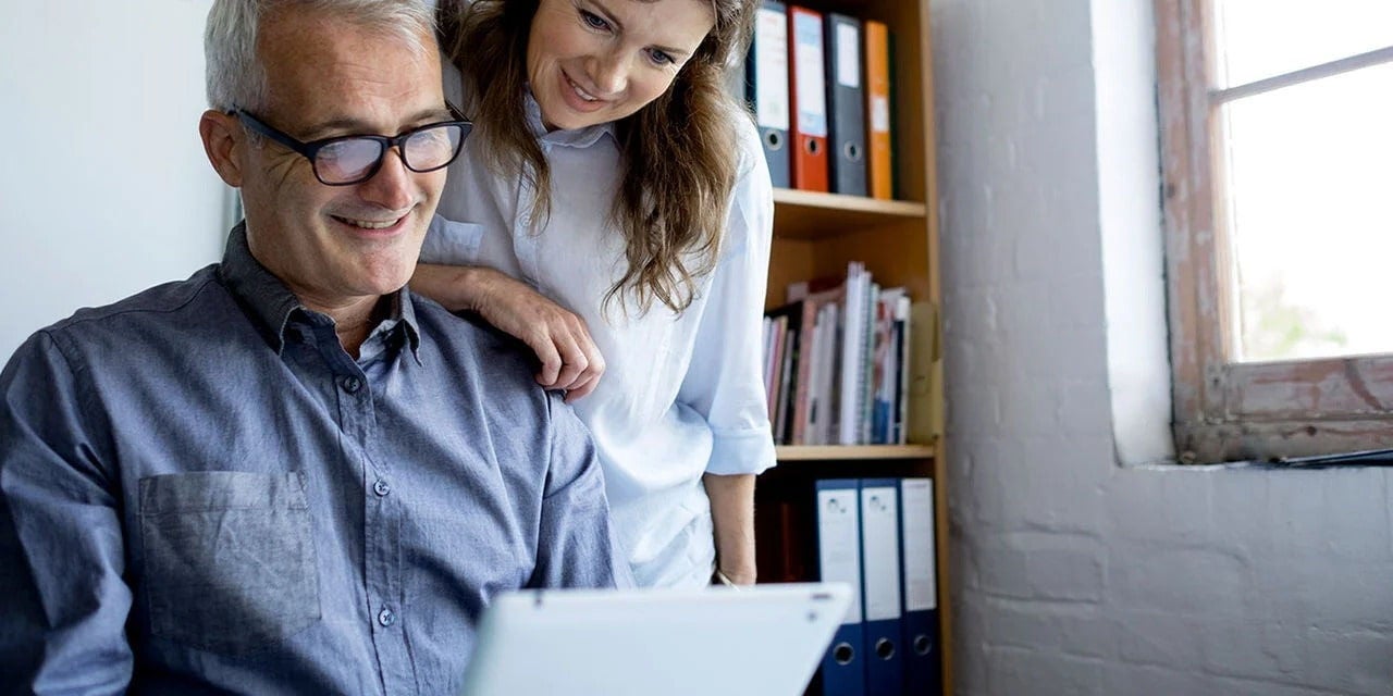 זוג מביט בטאבלט