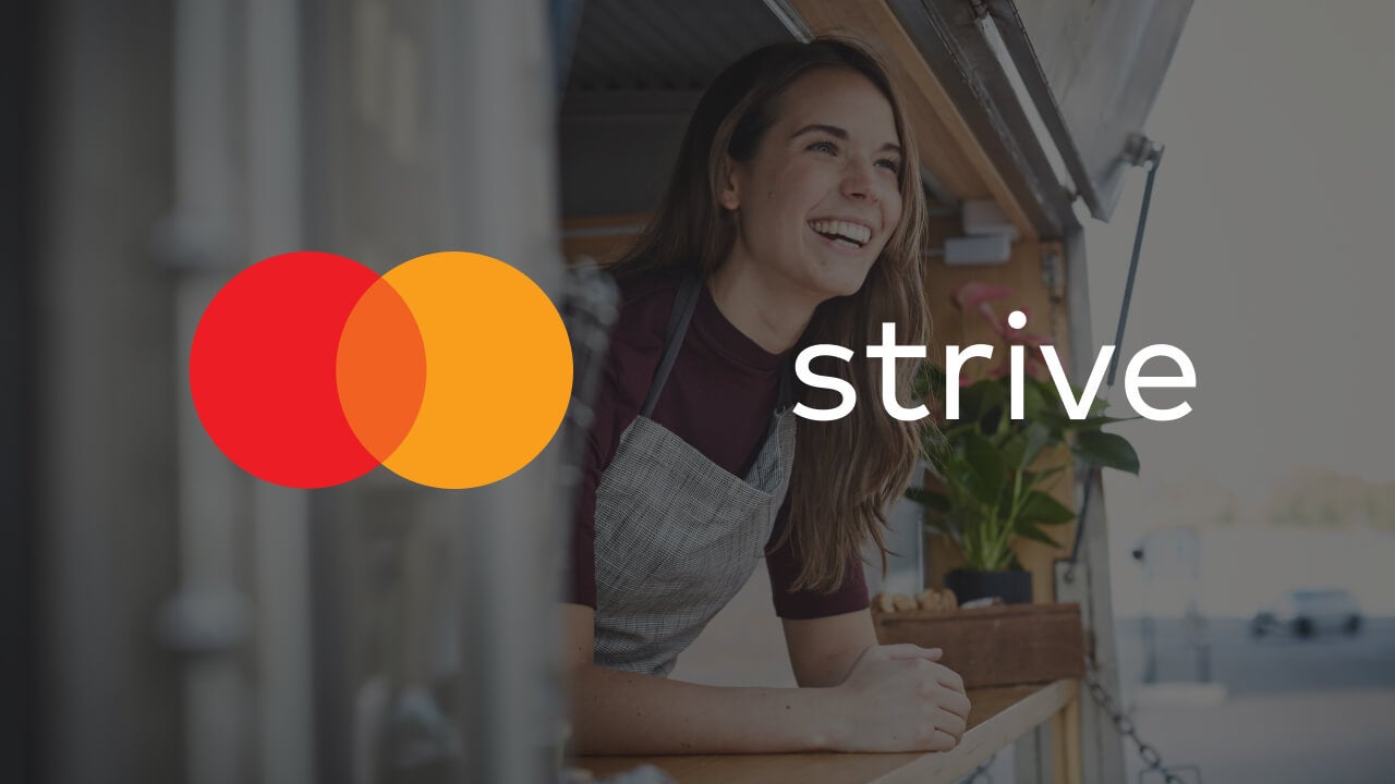 usmívající se žena v zástěře se směje