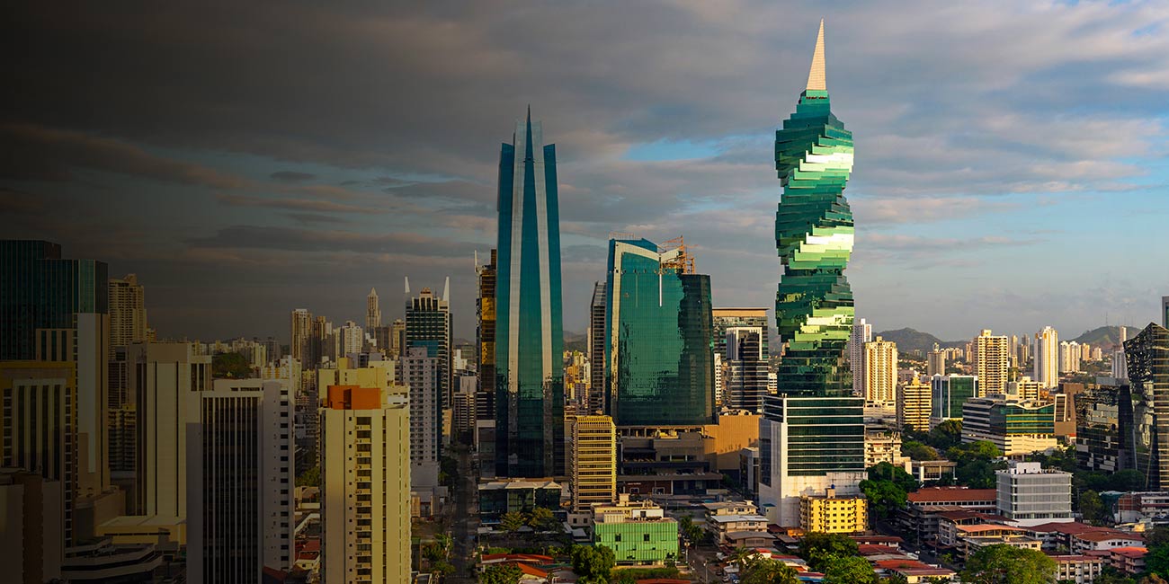 Aficionados disfrutando de un partido en un estadio.